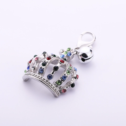 Pendaglio per Animali a Forma di Corona in Lega con Strass Multicolore Campanello Croce Moschettone Gioiello per Collare Cane Gatto