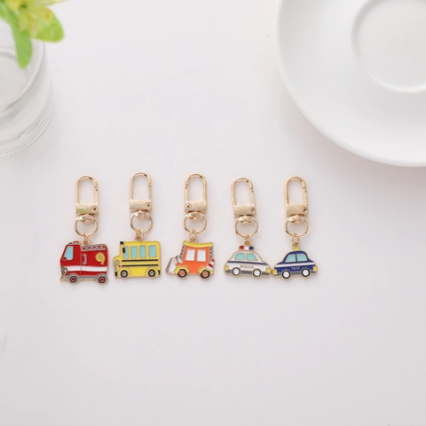 Cartoon Astronaut Roos Bloem Emaille Sleutelhanger Metalen Sleutelhanger Hanger Voor Tas Decor Sleutelring Accessoires Cadeau Unisex