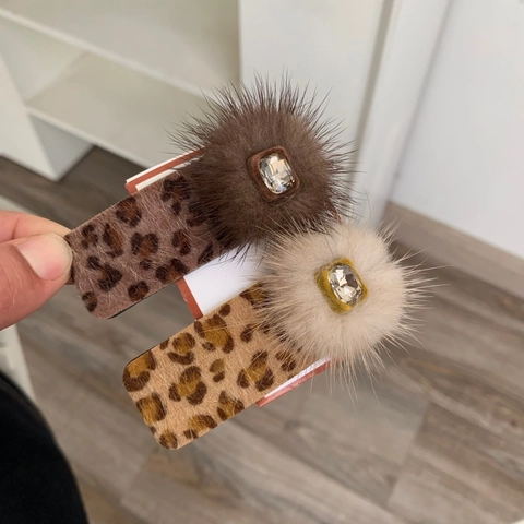 Pince à Cheveux Élégante Imprimé Léopard avec Boule de Fourrure Artificielle et Strass pour Femmes Accessoires de Coiffure