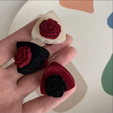 Koreaanse Stijl Vintage Gevlokte Roos Bloem Haarklem Elegant Driehoekig Mini Pony Zijclip Haaraccessoires Voor Vrouwen
