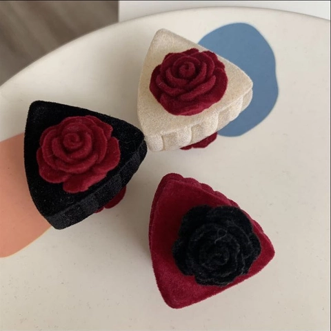 Koreaanse Stijl Vintage Gevlokte Roos Bloem Haarklem Elegant Driehoekig Mini Pony Zijclip Haaraccessoires Voor Vrouwen