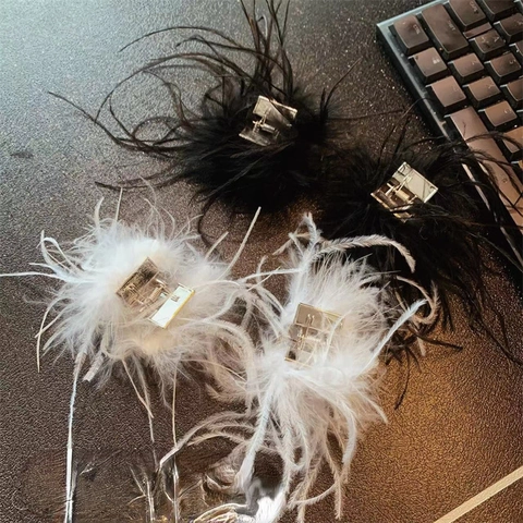Pince à Cheveux en Métal Style Coréen Avec Plume Moelleuse Pince Requin Élégante Douce Cool Accessoires Cheveux pour Femme Bijoux