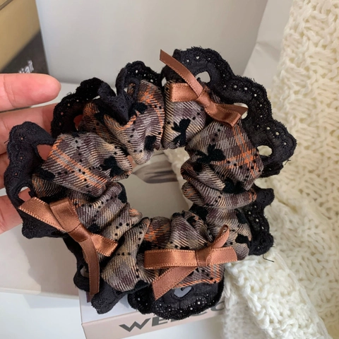 Elastico per Capelli Vintage a Quadretti con Nappa in Pizzo Marrone Maillard Fatto a Mano Supporto per Coda di Cavallo Donna