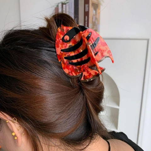 Tropischer Fisch Form Acetat Haarkralle Farbig Gestreift Marmor Textur Süß Modisch Haarklemme Accessoires Für Damen