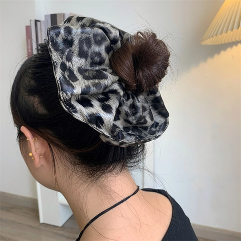 Fashionable Leopard Print PU Leather Large Scrunchie Trendy Elastic Hair Band For Women Retro Glossy Hair Tie Accessory