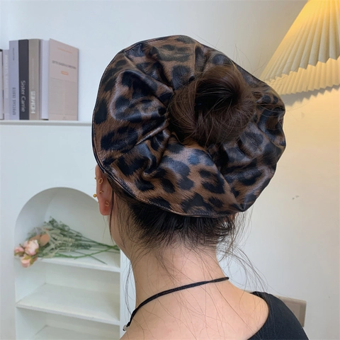 Fashionable Leopard Print PU Leather Large Scrunchie Trendy Elastic Hair Band For Women Retro Glossy Hair Tie Accessory