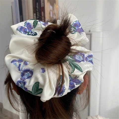 Handgefertigter Satin Stoff Großer Haargummi Mit Feiner Blumenstickerei Französischer Stil Retro Eleganter Haarschmuck Für Damen