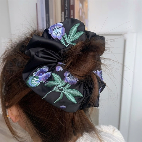 Handgefertigter Satin Stoff Großer Haargummi Mit Feiner Blumenstickerei Französischer Stil Retro Eleganter Haarschmuck Für Damen