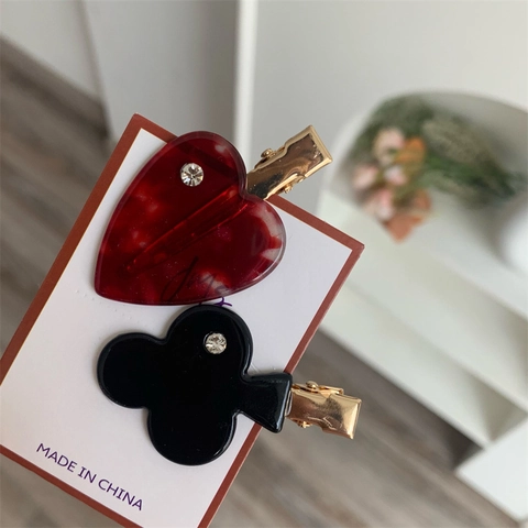 Creatieve Pokerkaart Acetaat Haarclip Rood Hart Zwarte Klaver Strass Gouden Metalen Zijklem Voor Dames Mode Hoofddeksel