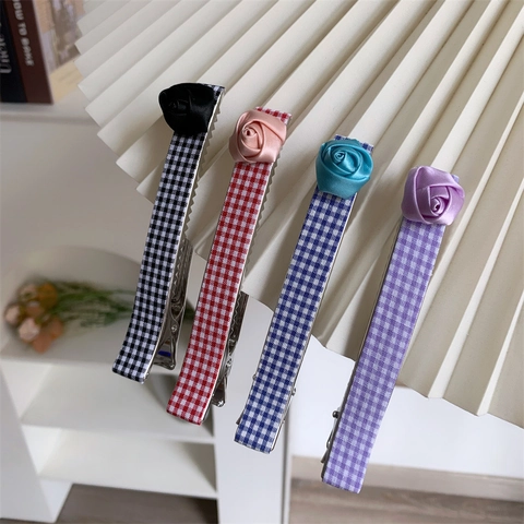Clip per Capelli a Becco d'Anatra Avvolta in Tessuto Gingham a Quadri Con Decorazione Rosa in Satin Accessorio per Capelli Donna