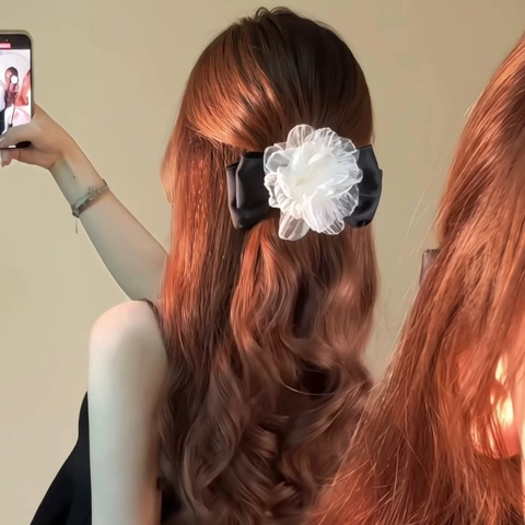 Elegante Fermaglio per Capelli con Fiocco in Raso e Fiore di Camelia Grande Clip a Molla in Organza Bianco Nero Vintage