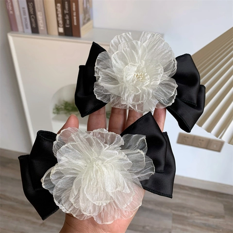 Elegante Fermaglio per Capelli con Fiocco in Raso e Fiore di Camelia Grande Clip a Molla in Organza Bianco Nero Vintage
