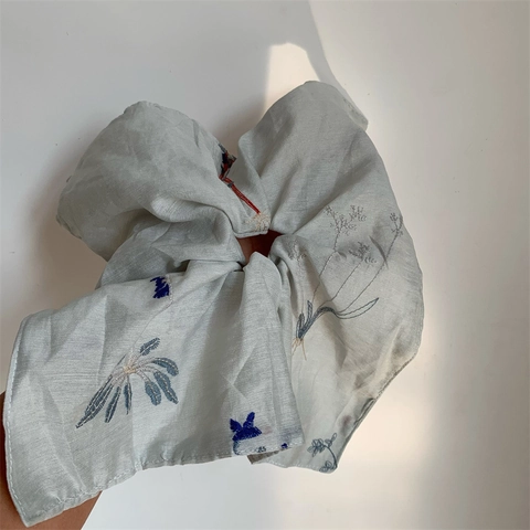 Literarischer Vintage Graublau Bestickt Übergroßes Stoff Scrunchie Blumen Haargummi Handgefertigt Haarschmuck Für Damen