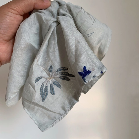 Literarischer Vintage Graublau Bestickt Übergroßes Stoff Scrunchie Blumen Haargummi Handgefertigt Haarschmuck Für Damen