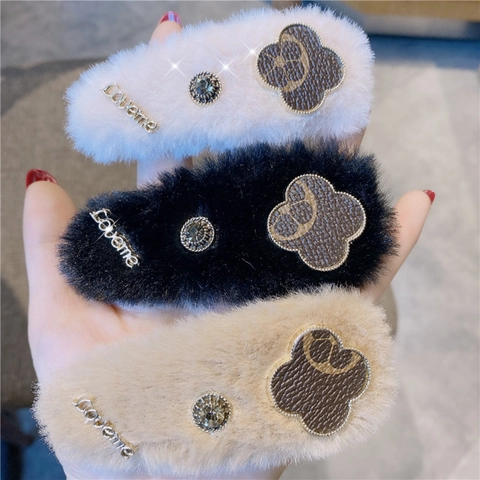 Pince à Cheveux en Peluche pour Femme Fausse Fourrure de Lapin Design Trèfle Lettres Métalliques Strass Clip BB Accessoires Cheveux Mode