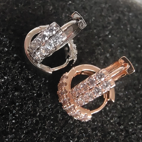 Minimalistische Kupfer Zirkonia Creolen Mehrreihiges Pavé Nischendesign Modischer Damenschmuck Accessoire