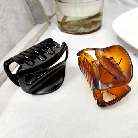 Elegant Minimalist Resin Hollow Oval Hair Claw Clip For Women Simple Shark Clip Back Of Head Hair Styling Accessory Jewelry