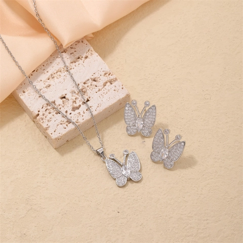 Elegante Set di Gioielli a Farfalla in Rame Placcato Argento con Intarsio in Zirconia Collana a Pendente e Orecchini a Bottone Donna