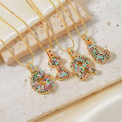 Collier avec Pendentif 26 Lettres Anglaises en Cuivre et Zircone Cubique Colorée avec Chaîne en Acier Inoxydable Hip Hop