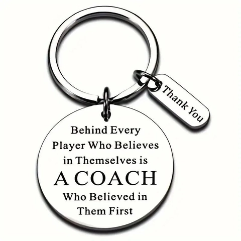 Portachiavi Regalo Allenatore in Acciaio Inossidabile Citazione Behind Every Player Incisa Ciondolo Thank You Motivazionale