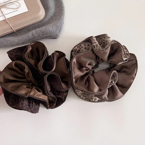 Chouchou Large en Satin Imprimé Léopard avec Surpiqûres Elastique Cheveux en Satin Fait à la Main Accessoires de Mode Pour Femmes