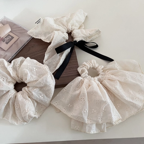 Chouchou en Dentelle à Oeillets de Style Français Vintage pour Femmes Blanc Cassé Broderie Florale à Volants Noeud de Ruban Accessoires de Coiffure