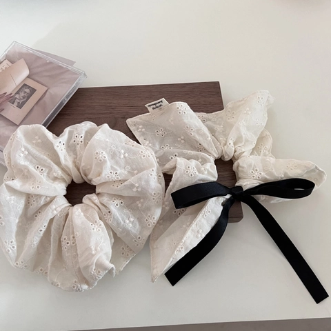 Chouchou en Dentelle à Oeillets de Style Français Vintage pour Femmes Blanc Cassé Broderie Florale à Volants Noeud de Ruban Accessoires de Coiffure