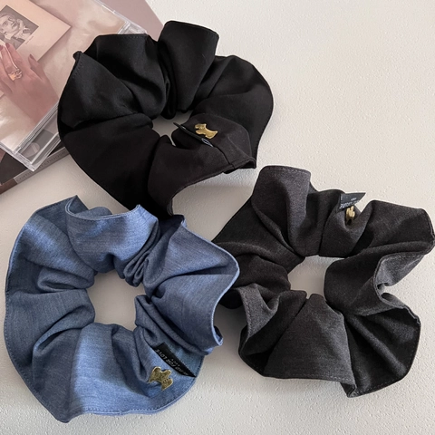 Vintage Denim Υφή Ύφασμα Scrunchie Μινιμαλιστικό Μεγάλο Ελαστικό Λαστιχάκι Μαλλιών Με Μεταλλικό Μενταγιόν Σκύλος Ρετρό Αξεσουάρ Μαλλιών Γυναίκα