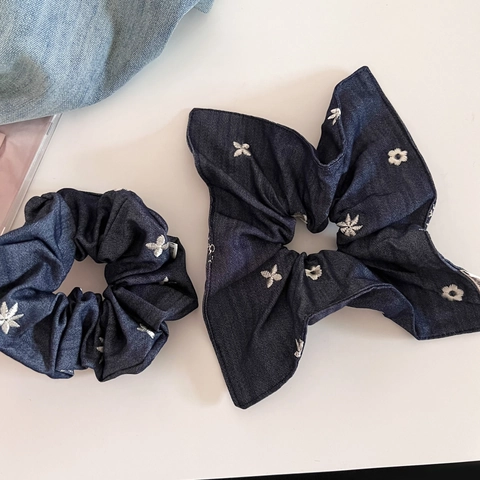 Fermacapelli Scrunchie in Tessuto Blu Scuro con Ricamo Floreale Retro per Donna Elastici per Capelli Stile Denim Accessori