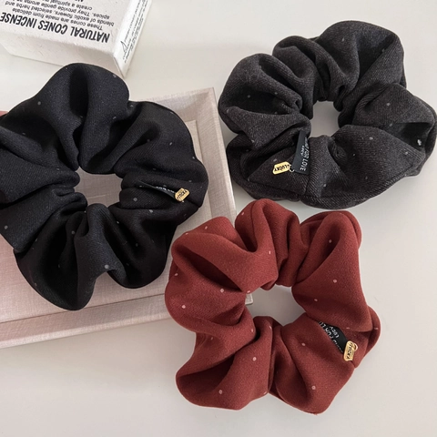 Vintage Punktmuster Wollstoff Großes Scrunchie Mit Etikett Und Metallanhänger Minimalistische Mode Haargummi Für Damen Haarschmuck