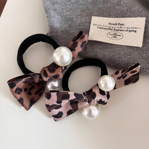 Scrunchie a Fiocco in Satin con Stampa Leopardata Vintage Perla Artificiale Elastico per Capelli Alta Elasticità per Donna