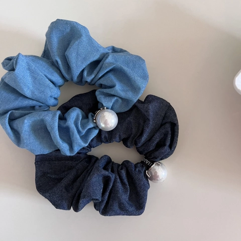 Scrunchie in Tessuto Denim Vintage con Perla Artificiale Elegante Stile Pigro Elastico per Capelli Plissettato Fatto a Mano per Donna Accessori Capelli