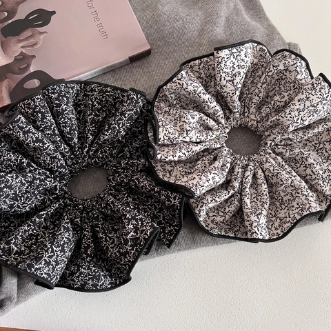 Elegante Retro Übergroße Blumen Stoff Haargummis Rüschen Haarbänder Mit Schwarzer Paspel Vintage Elastische Pferdeschwanz Damen