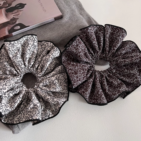 Elegante Retro Übergroße Blumen Stoff Haargummis Rüschen Haarbänder Mit Schwarzer Paspel Vintage Elastische Pferdeschwanz Damen