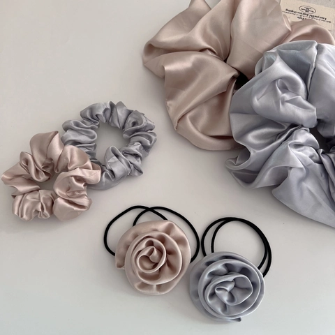Coleteros de Satén Elegantes con Flores de Rosa 3D Conjunto Estética Suave Lazos para el Cabello Efecto Seda para Mujeres Joyería