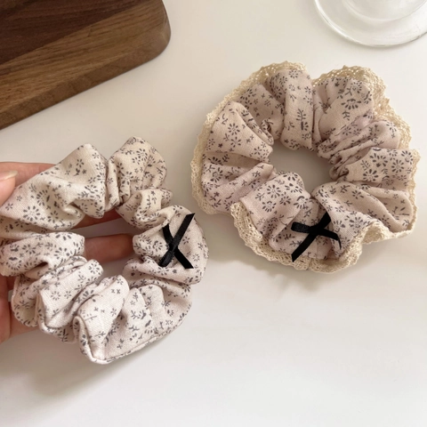 Vintage Floral Cotton Linen Scrunchie With Black Ribbon Bow And Lace Trim Pastoral Style Hair Tie For Women Hair Accessories