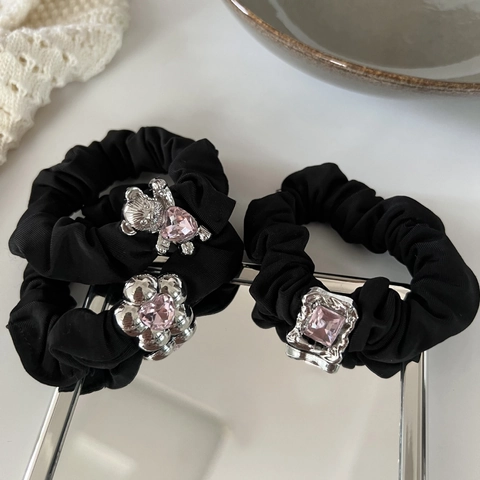 Scrunchies in Raso Nero Con Ciondolo a Forma di Orso Fiore Quadrato in Lega Argento Strass Rosa Elastico Capelli Donna