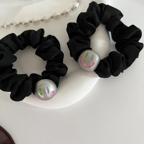 Chouchous en Satin Noir pour Femmes Avec Perle en Métal Visage Souriant Élastiques à Cheveux Durables Accessoires