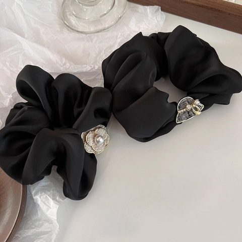 Elastico per Capelli in Raso Nero Stile Francese Con Camelia Perla Artificial e Cappello in Tweed Decorativo per Donna