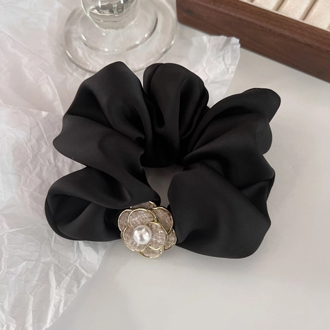 Elastico per Capelli in Raso Nero Stile Francese Con Camelia Perla Artificial e Cappello in Tweed Decorativo per Donna