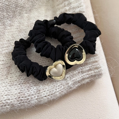 Chouchou Femme Élégant en Tissu Plissé Noir Avec Pendentif Cœur en Métal Doré Élastique à Cheveux Style Coréen Accessoires