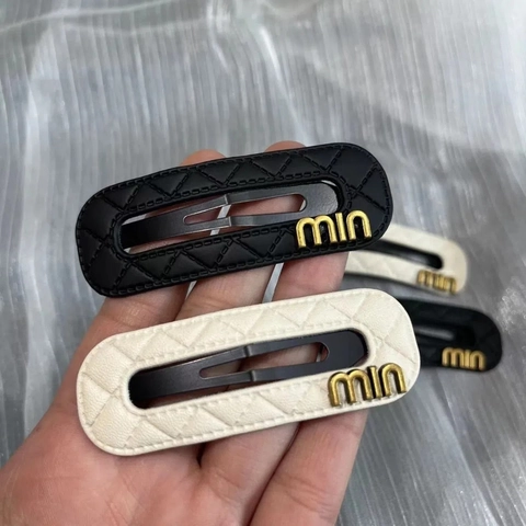 Rechteckige Leder Gesteppte Buchstaben Haarklammer Für Damen Mode Metall Buchstabe BB-Clip Elegante Haarnadel Haaraccessoires