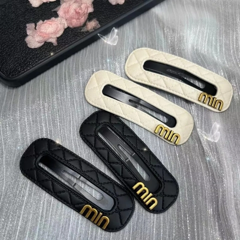 Rechteckige Leder Gesteppte Buchstaben Haarklammer Für Damen Mode Metall Buchstabe BB-Clip Elegante Haarnadel Haaraccessoires