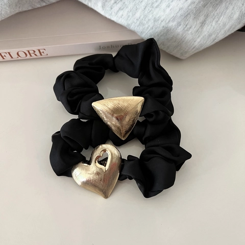 Scrunchie in Raso Nero Minimalista Con Ciondolo a Triangolo e Cuore in Metallo Spazzolato Oro Eleganti Elastici per Capelli Donna