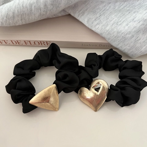 Scrunchie in Raso Nero Minimalista Con Ciondolo a Triangolo e Cuore in Metallo Spazzolato Oro Eleganti Elastici per Capelli Donna