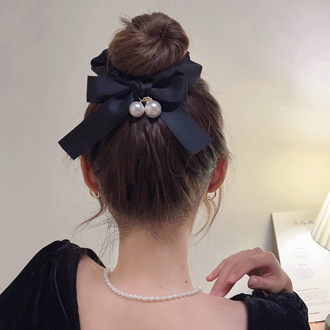 Elegante Scrunchie in Satin con Fiocco e Ciondolo in Perla Artificiale Accessori per Capelli da Donna