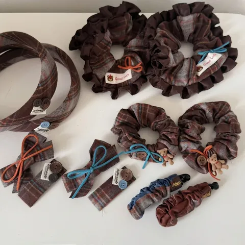 Accessori per Capelli Donna Vintage in Tessuto Plaid Cerchietto Elastico Con Decorazione Bottone Orso Stile Britannico Dolce