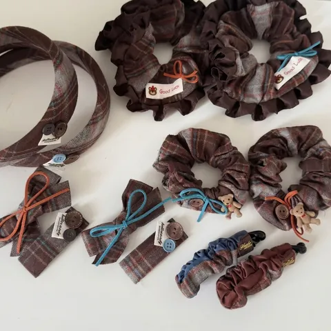 Accessori per Capelli Donna Vintage in Tessuto Plaid Cerchietto Elastico Con Decorazione Bottone Orso Stile Britannico Dolce
