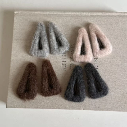 Fermaglio per Capelli a Triangolo in Peluche da Donna Clip BB Morbida Geometrica Forcina Laterale Accessori per Capelli Autunno Inverno