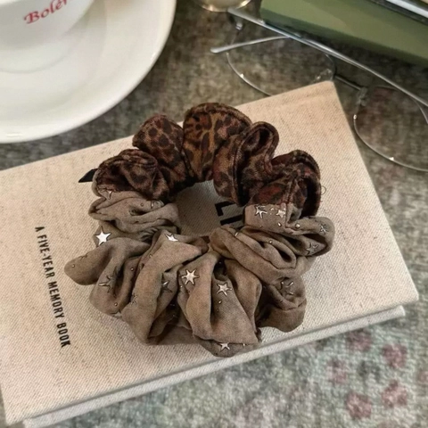 Elastico per Capelli Scrunchie Patchwork con Stampa Leopardata e Stelle Vintage in Tessuto Elastico con Borchie a Stella per Donne Ragazze Accessori Capelli
